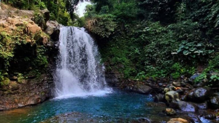 menikmati kesegaran air curug titang di temanggung 1666789001 768x432