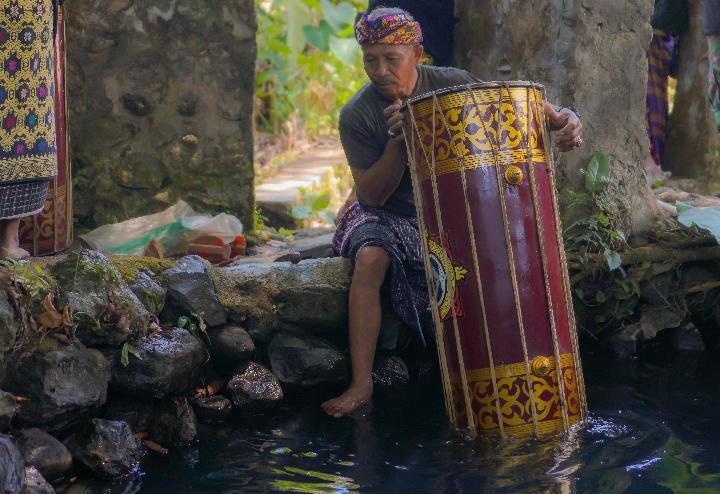 Melihat Ritual Besoq Gong dalam Perayaan 116 Tahun Desa Wisata Bonjeruk