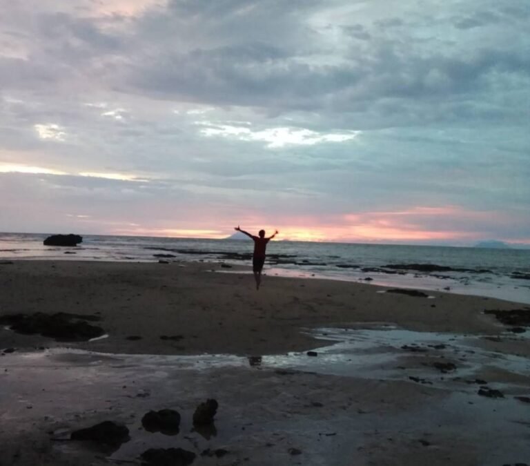 Wisata Pantai Sambolo2 768x675