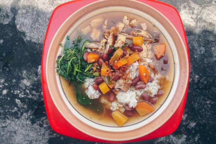 Sop senerek merupakan makanan khas Kota Magelang berisi kacang merah, bayam, wortel, daging sapi, ayam atau jeroan. Sop senerek cocok dijadikan menu makan sarapan maupun makan siang, bisa dicoba saat berwisata ke Kota Magelang. Coba tempat makan sop senerek khas Magelang berikut ini selengkapnya, harga murah mulai Rp 7.000. Powerful Accounting Software - Powerful, Fast, Cloud and Free - Start Now Powerful Accounting Software - Powerful, Fast, Cloud and Free - Start Now Ad Odoo Baca juga: 5 Cafe Outdoor di Magelang, Suguhkan Pemandangan Memukau 5 Kafe di Magelang dengan Pemandangan Indah yang Sejuk dan Nyaman 15 Oleh-oleh Makanan Khas Magelang, Salah Satunya Getuk 1. Warung Makan Senerek "Bu Atmo" Warung Makan Senerek "Bu Atmo" Lokasi Jalan Pangeran Mangkubumi Nomor 3, Cacaban, Kecamatan Magelang Tengah, Kota Magelang, [ Google Maps] Jam dan hari buka Setiap hari, 07.00 - 15.30 WIB Harga Mulai Rp 18.000- Rp 20.000 Warung Makan Senerek "Bu Atmo" salah satu tempat makan legendaris kuliner khas Magelang berdiri sejak 1967, lokasinya dekat dengan Alun-alun Kota Magelang. Warung Makan Senerek "Bu Atmo" menyediakan satu porsi sop senerek yang berisi nasi, bayam, wortel, terdapat pilihan daging atau jeroan sapi, dan kacang merah. Warung Makan Senerek "Bu Atmo" mempunyai tempat luas untuk makan siang bersama rombongan. 2. Sop Senerek Pak Parto Sop Senerek Pak Parto Lokasi Jalan Ikhlas Kecamatan Megalang, Kota Magelang [ Google Maps] Jam dan hari buka Setiap hari, 06.00 - 16.00 WIB Harga Mulai Rp 18.000 - Rp 30.000 Sop Senerek Pak Parto merupakan salah satu tempat populer untuk menikmati sop senerek khas Magelang. Sop Senerek Pak Parto menyediakan satu porsi sop senerek dengan isian nasi, kacang merah, wortel, bayam, kuah kaldu bening, dan pilihan daging atau jeroan seperti iso, babat, dan paru. Book Your Tickets Online - Day Trips & Tours - Order Your Tickets in Advance Book Your Tickets Online - Day Trips & Tours - Order Your Tickets in Advance Ad www.visitacity.com/ubud/tours_tickets Sop Senerek Pak Parto mempunyai area cukup luas dan nyaman untuk keluarga. 3. Warung Nasi Sop Senerek Pisangan (Mbak Ratmin) Warung Nasi Sop Senerek Pisangan (Mbak Ratmin) Lokasi Jalan Pisangan RT.01/RW.08, Ngepor, Banyuurip, Kecamatan Tegalrejo, Kabupaten Magelang [ Google Maps] Jam dan hari buka Setiap hari, 07.00 - 16.30 WIB Harga Mulai Rp 14.000 - Rp 18.000 Warung Nasi Sop Senerek Pisangan (Mbak Ratmin) berada di Kabupaten Magelang, bisa kamu coba kunjungi. Warung Nasi Sop Senerek Pisangan (Mbak Ratmin) menyediakan berbagai menu makanan salah satunya sop senerek. Sop senerek di Warung Nasi Sop Senerek Pisangan (Mbak Ratmin) disajikan dengan nasi dipisah dan terdapat beberapa lauk seperti gorengan. 4. Warung Senerek Sabar Menanti Warung Senerek Sabar Menanti Lokasi Jalan Pahlawan nomor 5, Kecamatan Magelang, Kota Magelang [ Google Maps] Jam dan hari buka Setiap hari, 18.30 - 23.15 WIB Harga Mulai Rp 7.000 - Rp 9.000 Warung Senerek Sabar Menanti dapat dikunjungi untuk makan malam, sebab warung buka saat pukul 18.30 WIB. Warung Senerek Sabar Menanti menyediakan sop senerek dengan dua varian daging sapi atau daging ayam. Warung Senerek Sabar Menanti juga menyediakan lauk seperti gorengan. Satu porsi sop senerek berisi nasi, kacang merah, wortel, dan irisan daging. 5. SOP SENEREK MURWAT SOP SENEREK MURWAT Lokasi Jalan Raden Abdulloh, Karang Kulon, Bandongan, Kecamatan Bandongan, Kabupaten Magelang [ Google Maps] Jam dan hari buka Setiap hari, 08.00 - 21.00 WIB Harga Mulai Rp 10.000 - Rp 22.000 SOP SENEREK MURWAT menyediakan menu berbeda dari warung lainnya, terdapat bubur sop senerek. SOP SENEREK MURWAT mempunyai pilihan menu senerek lain, yaitu Senerek Iga, Senerek Babat, dan Senerek Iso Sapi. SOP SENEREK MURWAT berada di dekat Tugu dan Pasar Bandongan, berjarak 450 meter. 6. Sop Senerek Iga Sapi dan Nasi Rames Banar Sop Senerek Iga Sapi dan Nasi Rames Banar Lokasi Jalan Soekarno Hatta Nomor 288, Carikan, Deyangan, Kecamatan Mertoyudan, Kabupaten Magelang [ Google Maps] Jam dan hari buka Setiap hari, 06.30 - 17.00 WIB Harga Mulai Rp 19.000 - Rp 28.000 Terakhir ada Sop Senerek Iga Sapi dan Nasi Rames Banar, warung sop senerek yang bisa kamu coba bersama keluarga. Sop Senerek Iga Sapi dan Nasi Rames Banar menyediakan menu Sop Senerek Iga Sapi, Sop Senerek Babat, dan Sop Senerek Campur-campur. Sop Senerek Iga Sapi dan Nasi Rames Banar memiliki tempat luas bisa untuk keluarga besar.