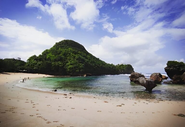 Pantai Watu Leter Malang2 768x528