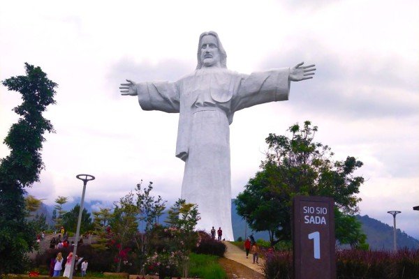 5 Patung Yesus Tertinggi di Indonesia dengan View Alam yang Memesona