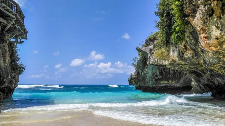 Pantai Suluban9 768x431
