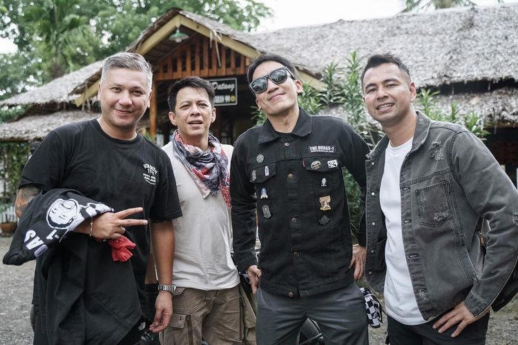 Boyong Duda-duda Keren, Raffi Ahmad Ajak Ariel NOAH, Desta dan Gading Mandi di Sungai, Gayanya Bikin Netizen Histeris!