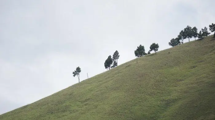 perbukitan menuju air terjun sitiris tiris