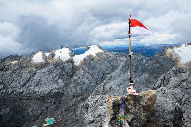 Cartensz Pyramid, Puncak Tertinggi Indonesia dan Seven Summit Dunia