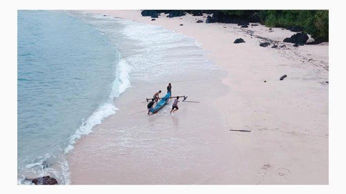 pantai watotena di flores timur ntt