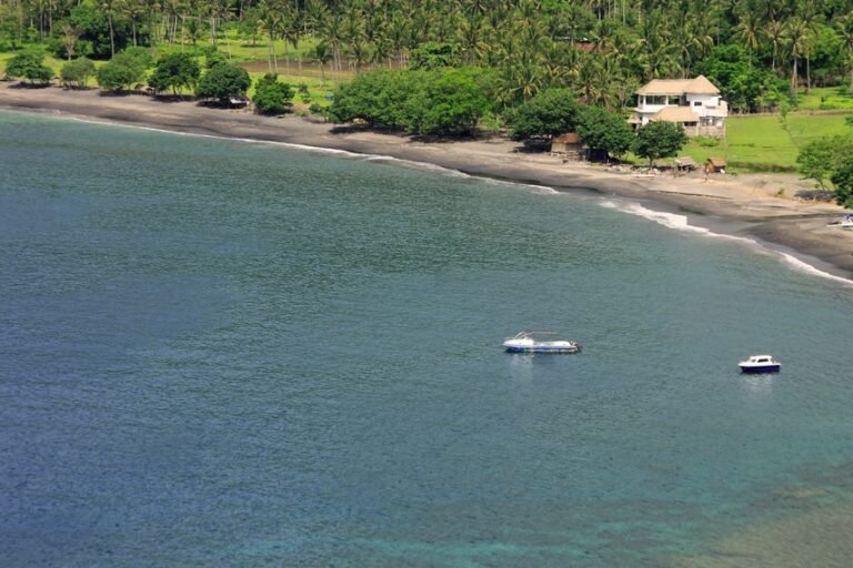 pemandangan pantai mangsit diambil dari salah satu sudut tebing 768x512
