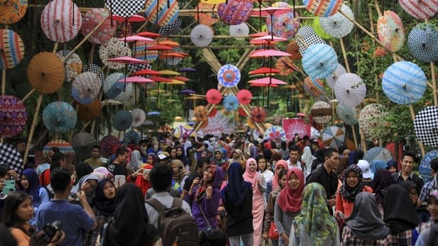 tirto antarafoto festival payung indonesia 2016 230916 ms 2 ratio 16x9 1