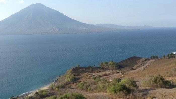 memandang laut dari bukit doa watomiten di desa bour 1