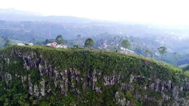 Gunung Batu Lembang: Harmoni Estetika Alam dan "Alarm" Geologi Sesar Lembang