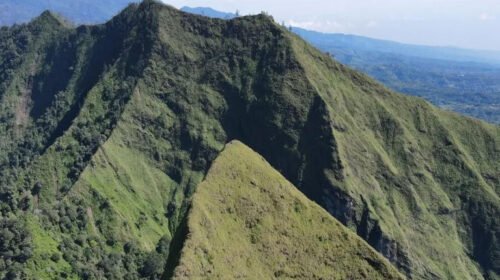 5 Gunung Eksotis di Indonesia yang Terlarang untuk Didaki