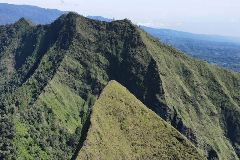 5 Gunung Eksotis di Indonesia yang Terlarang untuk Didaki