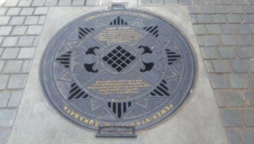 Sumur Jobong di Kampung Pandean, Peneleh, Surabaya, yang ditemukan pada 2018 saat proyek pembangunan drainase. Sumur kuno ini diduga merupakan peninggalan masa Kerajaan Majapahit dan menjadi salah satu bukti awal peradaban di kawasan delta Sungai Kalimas. (disbudporpar.surabaya.go.id)