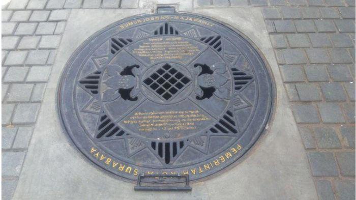 Sumur Jobong di Kampung Pandean, Peneleh, Surabaya, yang ditemukan pada 2018 saat proyek pembangunan drainase. Sumur kuno ini diduga merupakan peninggalan masa Kerajaan Majapahit dan menjadi salah satu bukti awal peradaban di kawasan delta Sungai Kalimas. (disbudporpar.surabaya.go.id)