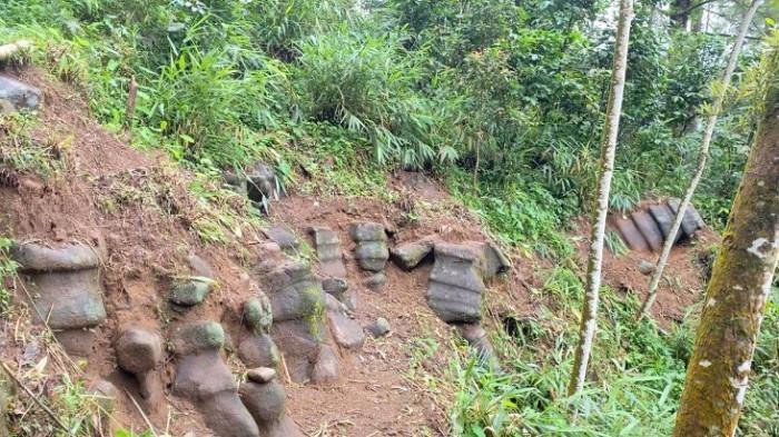 Batuan Purba — Suasana di lokasi ditemukannya batuan purba di perbukitan Igir Karem, Desa Karangjambu, Kabupaten Purbalingga, Senin (29/12/2025). (TRIBUN JATENG/Farah Anis Rahmawati)