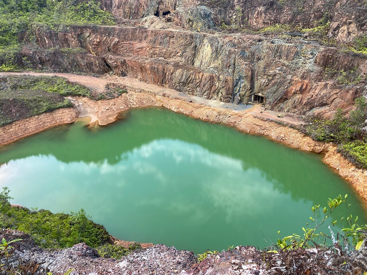 Telusuri jejak warisan timah Belitung di Open Pit Nam Salu hingga pesona safir biru Danau Kaolin. Temukan bagaimana aktivitas magma purba mengubah bekas tambang menjadi destinasi geowisata yang menakjubkan!