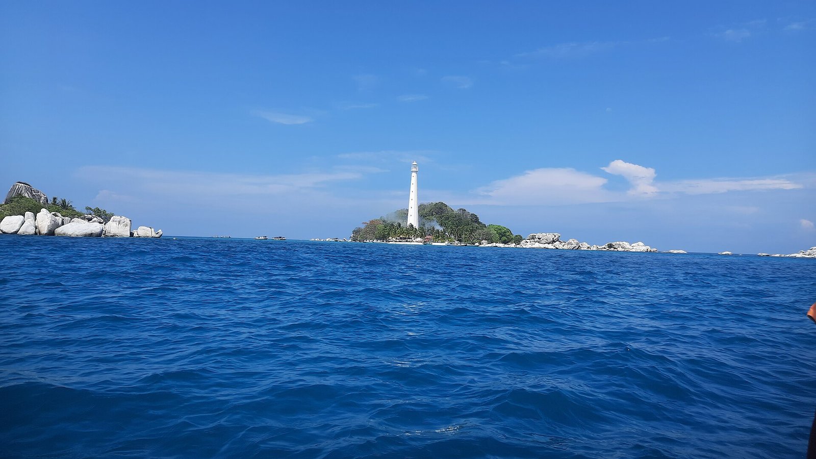 Jelajahi labirin batu granit raksasa lewat panduan island hopping terbaik di pesisir Belitung. Nikmati keindahan Pantai Tanjung Tinggi, Pulau Lengkuas, hingga Pulau Pasir!