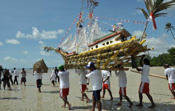 Telusuri bagaimana lanskap eksotis Belitung membentuk jiwa manusianya. Mulai dari ritual bahari Muang Jong Suku Sawang, tradisi Maras Taun, hingga keajaiban sastra Laskar Pelangi!
